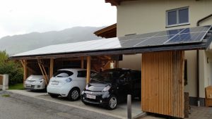 Carport mit PV-Modulen und E-Autos